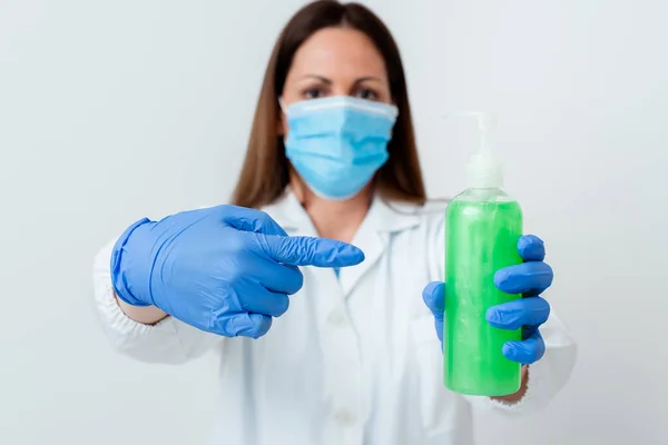 Personne portant des gants de robe médicale pour effectuer des expériences en laboratoire. Tenant le tube à essai de sang pour l'analyse d'état de santé — Photo