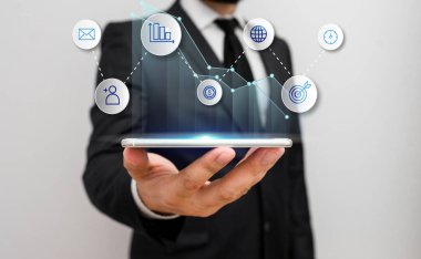 Erkek Akıllı Telefon Yükselen Eğilimler Performans Çubuğu Grafik Geliri Artırıyor. Yükselen Artan Hareket, Yükselen Finansal Hisse Çizelgesi Durum Raporu Gösteriliyor.