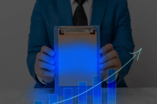 Man Smartphone Illustration Ascending Trends Performance Bar Graph Erhöhung der jährlichen Gewinne. Aufwärtstrend bei der Eskalation des Wachstums: Bericht über den Stand der Finanzaktien. — Stockfoto