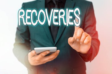 İyileşmeleri gösteren bir not yazıyorum. Kayıp bir şeyi ele geçirme ya da kontrol altına alma sürecini el ile işaret ederek yön bulma sürecini sembolize ederek gösteren iş fotoğrafı..