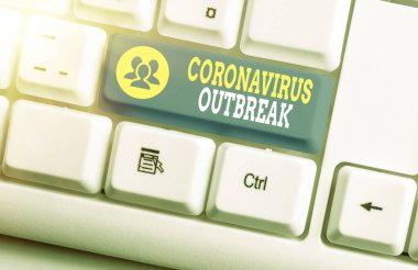 Coronavirüs salgınını gösteren bir mesaj. Yeni keşfedilen COVID19 beyaz pc klavyesinin sebep olduğu kavramsal fotoğraf bulaşıcı hastalık beyaz anahtar kopya alanının üzerinde boş not kağıdı.