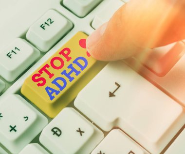 El yazısı metin Stop Adhd. Kavram, bir çocuğun beynini ve davranışlarını etkileyen bir rahatsızlığı tedavi etmek anlamına gelir. Beyaz pc klavye üzerinde boş not kağıdı olan beyaz tuş kopyalama alanı üzerinde.