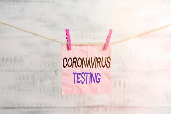 Coronavirus Testi 'ni gösteren kavramsal el yazısı. SARSCoV2 Clothespin dikdörtgeni şeklindeki beyaz ahşabı hatırlatmak için uygun bir hastadan alınan numuneleri gösteren iş fotoğrafı — Stok fotoğraf