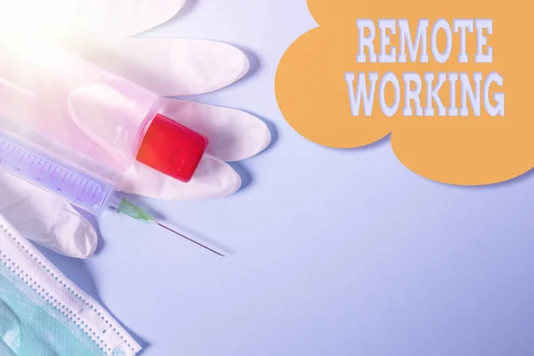 Texte manuscrit Remote Working. Concept style qui permet aux professionnels de travailler à l'extérieur d'un bureau Equipements médicaux de précaution primaires pour la protection des soins de santé. — Photo