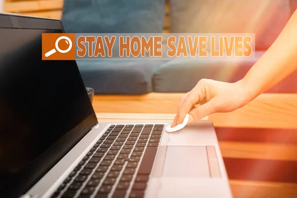 Znak tekstowy pokazujący Stay Home Save Lives. Zdjęcie koncepcyjne zmniejsza liczbę zakażonych pacjentów, nie wychodząc z domu zanieczyszczenie w elektronicznych gadżetów sufaces kontrolowane przez środek dezynfekujący. — Zdjęcie stockowe
