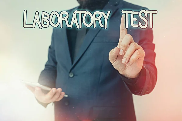 Psát text Laboratorní test. Koncept znamená Stanovení lékařské diagnózy z testovaných látek Model s ukazováčkem, který symbolizuje růst navigačního průběhu. — Stock fotografie