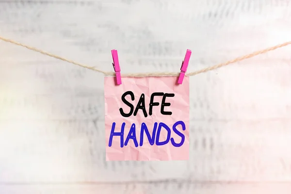 Konceptuell handstil som visar Safe Hands. Företagsfoto visa upp Säkerställa sterilitet och renhet i händerna för dekontaminering Clothespin rektangel formade papper påminnelse vitt trä skrivbord — Stockfoto