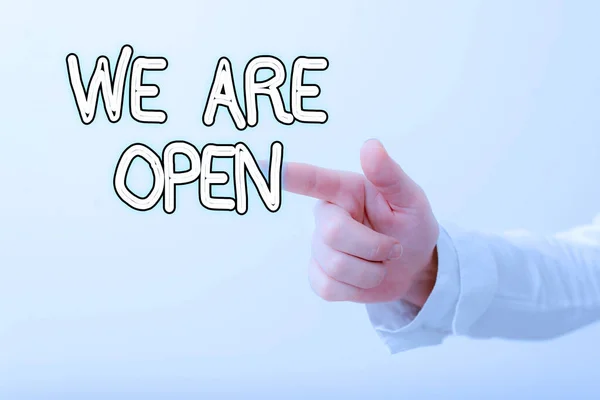 Schrijfbriefje met We Are Open. Zakelijke foto showcasing geen omheining of opsluiting barrière, toegankelijk aan alle zijden Model met wijzende hand vinger symboliseren navigatie vooruitgang groei. — Stockfoto