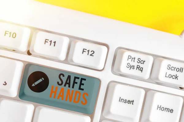 显示安全之手的文字标志。概念相片确保双手的无菌性和清洁度，在白键复本空白键空白键键盘上去除污渍. — 图库照片