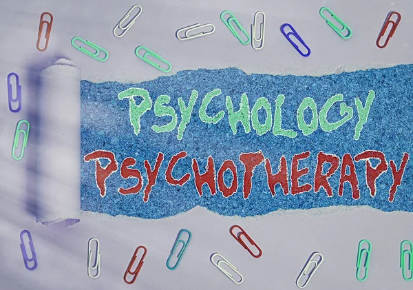 Text schreiben Psychologie Psychotherapie. Geschäftskonzept zur Anwendung einer psychologischen Methode zur Behandlung psychischer Erkrankungen gerollte zerrissene Pappe vor einer klassischen Tischkulisse aus Holz. — Stockfoto