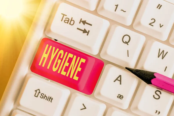 Hygiene 을 보여 주는 필기 노트. 화이트 키 복사 공간 위에 빈 필기 종이가 있는 건강 한 화이트 pc 키보드의 설립 및 유지에 대한 과학의 비즈니스 사진 공개. — 스톡 사진