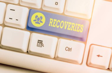 Düzelmeleri gösteren mesaj işareti. Beyaz tuş boşluğunun üzerinde boş not kağıdı olan kayıp bir şeyi ele geçirme veya kontrol etme kavramsal fotoğraf süreci.