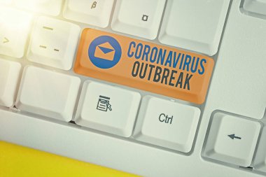 Coronavirüs salgınını gösteren bir mesaj. Yeni keşfedilen COVID19 beyaz pc klavyesinin sebep olduğu kavramsal fotoğraf bulaşıcı hastalık beyaz anahtar kopya alanının üzerinde boş not kağıdı.