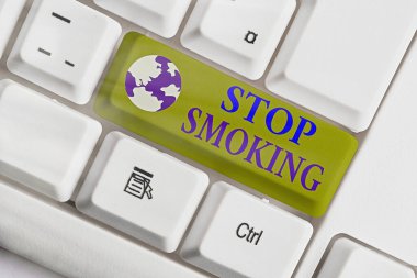 Sözcük yazma, sigara içmeyi bırak. Tütün içmeyi bırakma veya bırakma süreci için iş konsepti beyaz tuş alanının üzerinde boş not kağıdı ile beyaz pc klavye.