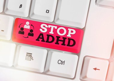 El yazısı metni Yazmayı Durdur Adhd. Kavram, bir çocuğun beynini ve davranışlarını etkileyen bir rahatsızlığı tedavi etmek anlamına gelir. Beyaz pc klavye üzerinde boş not kağıdı olan beyaz tuş kopyalama alanı üzerinde.