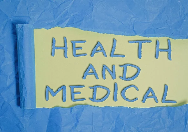 Palavra que escreve texto Saúde e Médico. Conceito de negócio para estudo e investigação do bem-estar físico e mental Rolado rasgado papelão rasgado colocado acima de um pano de fundo de mesa clássico de madeira . — Fotografia de Stock