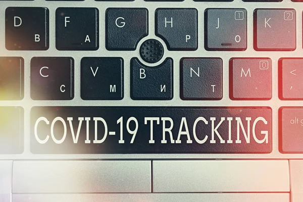 Fogalmi kézírás, amely Covid 19 Tracking-et mutatja. Üzleti fotó bemutatása Megkülönböztető folyamat a lehetséges fertőzött egyének Pc billentyűzet kulcs jegyzet papír felett háttérmásolási hely. — Stock Fotó