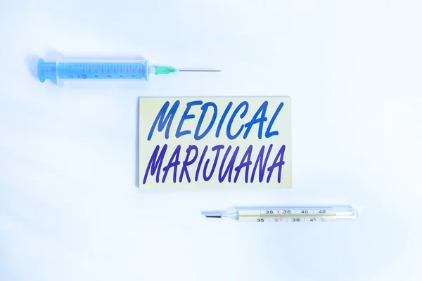 Sinal de texto a mostrar marijuana medicinal. Fotografia conceitual disponível apenas mediante receita médica e utilizada para tratar doenças Conjunto de equipamentos médicos com bloco de notas para avaliação do estado de saúde . — Fotografia de Stock