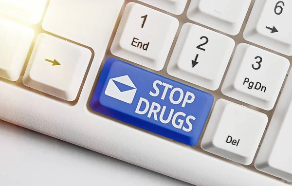 Scrittura concettuale a mano che mostra Stop Drugs. Testo fotografico aziendale mettere fine alla dipendenza da sostanze come eroina o cocaina Tastiera bianca per pc con carta a note vuote sopra lo spazio di copia a chiave bianca. — Foto Stock