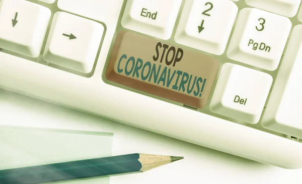 El yazısı Coronavirus 'u durdurun. Kavram anlamı Hastalık Farkındalık kampanyası COVID19 durumda beyaz pc klavye üzerinde boş not kağıdı kopya alanı üzerinde azaltmak için mücadele. — Stok fotoğraf