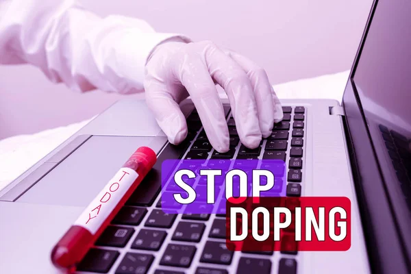 Scrittura di testo a mano Stop Doping. Concetto significa smettere di usare farmaci vietati per migliorare le prestazioni atleticheFlaconcino campione di sangue estratto con la più recente tecnologia pronta per l'esame. — Foto Stock
