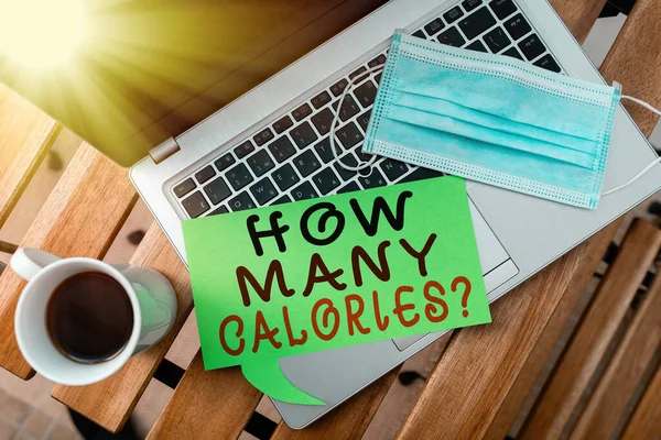 Kelime yazma metni Kaç Kalori Sorusu. İş konsepti, vücudumuzun ondan ne kadar enerji alabileceğini sorar. Sağlık durumu değerlendirmesi için not defteri olan tıbbi ekipman seti.. — Stok fotoğraf