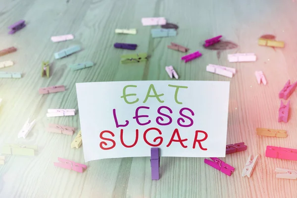 Conceptueel handschrift met Eat Less Sugar. Zakelijke foto showcasing verminderen suiker inname en het eten van een gezonde voeding rijk voedsel Gekleurde verfrommelde rechthoek vorm papier lichtblauwe achtergrond. — Stockfoto