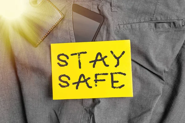 文字书写要注意安全。商务概念安全防范危险、伤害或存放物品的地方智能手机装置在裤子前袋内带钱包和便笺. — 图库照片
