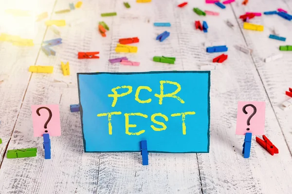 Текст для написання слів Pcr Test. Бізнес-концепція якісного виявлення вірусного генома в коротких секвенах ДНК Скріплений і розсипаний лист з паперовими затискачами, розміщеними на дерев'яному столі . — стокове фото