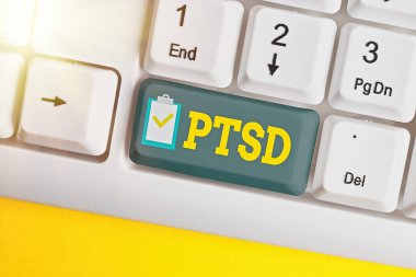 Yeni Metni gösteren not yazılıyor. Yeni yılı Beyaz PC klavyesiyle beyaz anahtar alanının üzerinde boş not kağıdıyla karşılayan Taze İş Fikirleri ve Pazarlama Kampanyası.