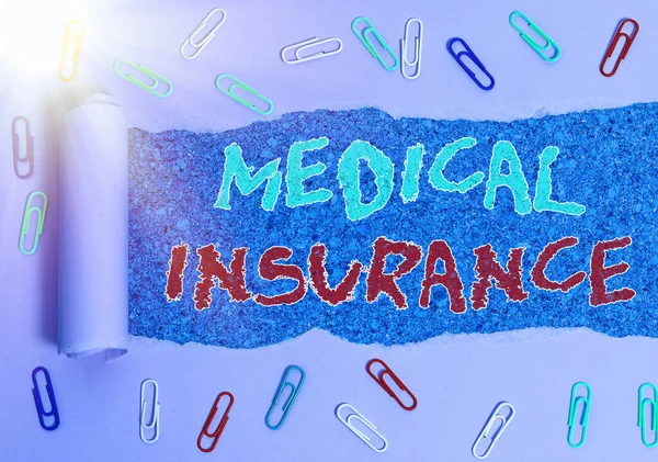 Медицинское страхование. Бизнес-концепция системы финансирования медицинских расходов застрахованного рваного картона, расположенного на фоне классического деревянного стола. — стоковое фото