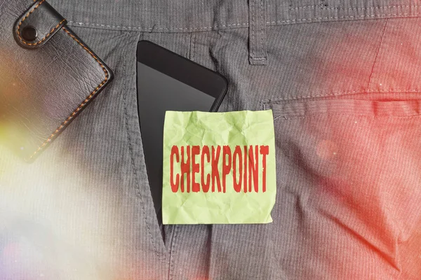 Skriva handstil Checkpoint. Begreppet bemannad ingång, där resenärer är föremål för säkerhetskontroller Smartphone enhet inne byxor framficka med plånbok och anteckningspapper. — Stockfoto