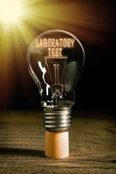 Test di laboratorio di scrittura di testi. Business concept per la determinazione di una diagnosi medica dalle sostanze testate Lampadine colorate realistiche vintage, idea segno soluzione concetto di pensiero. — Foto Stock