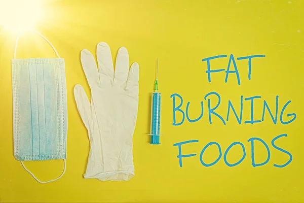 Sinal de texto mostrando Fat Burning Foods. Foto conceitual produzir perda de gordura, estimulando o metabolismo para reduzir o apetite Equipamentos médicos primários de precaução para a proteção de cuidados de saúde . — Fotografia de Stock