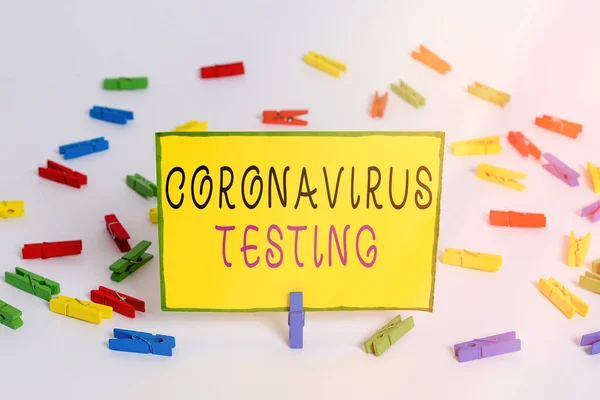 Skriva lapp som visar Coronavirus Testing. Business photo showcasing Samling av prover från en livskraftig patient för att identifiera SARSCoV2 Färgade klädnypor tomma påminnelse vit golv bakgrund — Stockfoto