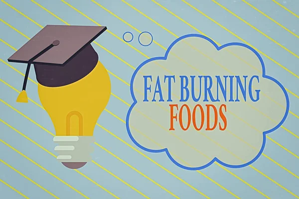 Texto para escrita de palavras Fat Burning Foods. Conceito de negócio para produzir perda de gordura, estimulando o metabolismo para reduzir o apetite 3D Graduação Cap Pensando descansando na lâmpada com bolha de pensamento em nuvem em branco . — Fotografia de Stock