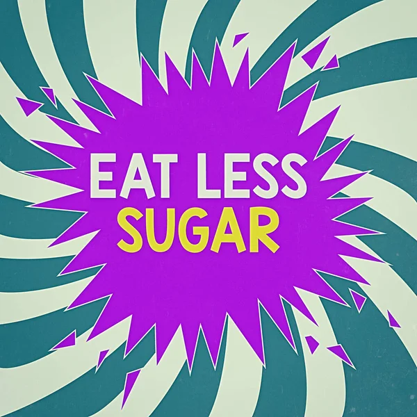 砂糖を少なく食べることを示す概念的な手の執筆。ビジネス写真のテキストは、砂糖摂取量を削減し、健康的な食事豊富な食品を食べています。. — ストック写真