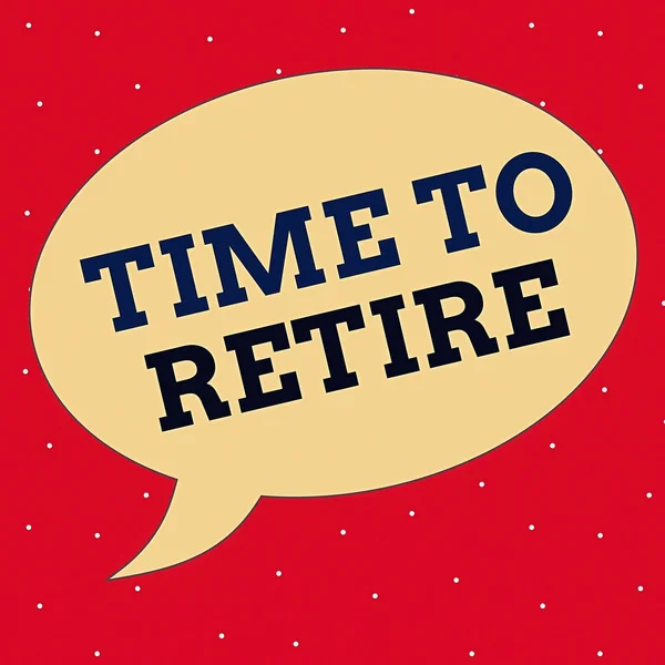 Konceptuell handstil som visar Time To Retire. Affärsfoto visa upp banksparkonto, försäkring och pensionsplanering Tal Bubbla i fast färg Cirkulär Text Space med svans. — Stockfoto