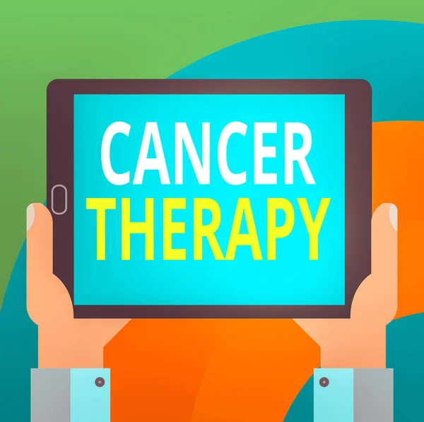 Kanser terapisini gösteren kavramsal el yazısı. Kemoterapi Hu analizi yapılan hastalarda kanser tedavisini gösteren bir iş fotoğrafı. Tablet Akıllı Telefon Görüntüleme Birimi fotoğrafı.. — Stok fotoğraf