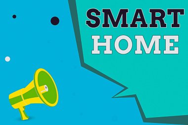 Smart Home 'u gösteren bir not yazıyorum. İş fotoğraflarıyla donatılmış ev telefonu veya bilgisayar megafonu ile uzaktan kontrol edilebilir. Hoparlör ve Boş Geometrik şekil Half Speech Bubble.