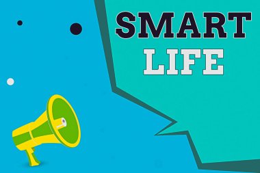 Smart Life 'ı gösteren bir not yazıyorum. Yaşamı eğlenceli ve rahat hale getiren iş fotoğraflama teknolojisi Hoparlör ve Boş Geometrik şekil Yarım Konuşma Baloncuğu.