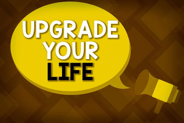 A Upgrade Your Life-ot bemutató jegyzet. Üzleti fotó bemutatása javítja az életmód egyre gazdagabb és boldogabb Megafon jön ki a boríték bejelentése és beszél. — Stock Fotó