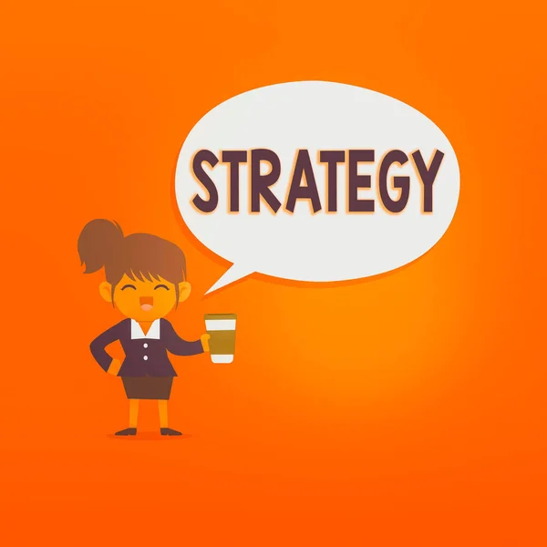 Handschrift tekst Strategie. Concept betekent actieplan of strategie ontworpen om een algemeen doel te bereiken Vrouwelijke Hu-analyse Dragen Uniform Het vasthouden van een koffie To Go Cup en Speech Bubble. — Stockfoto