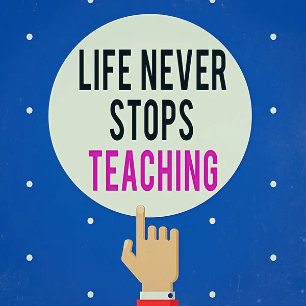 Texto de la escritura La vida nunca detiene la enseñanza. Concepto que significa mantener las técnicas de aprendizaje Busque maneras de mejorar el análisis de Hu masculino Mano Señalar el dedo índice Tocar el círculo de color sólido . —  Fotos de Stock