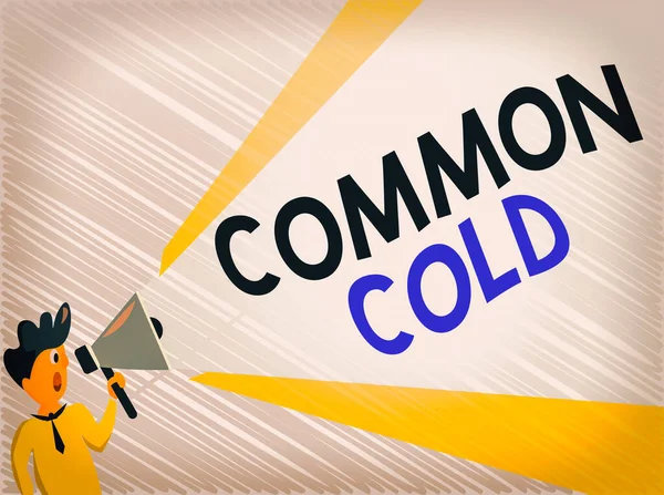 Ordskrivande text Common Cold. Affärsidé för virusinfektion i övre luftvägarna främst påverkar näsan Man Standing Talking Holding Megafon med Extended Volume Pitch Power. — Stockfoto