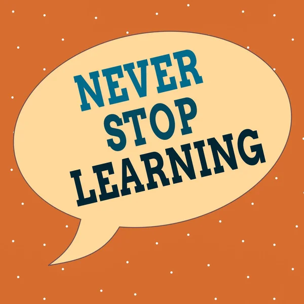 Conceptual hand writing showing Never Stop Learning. Business photo showcasing continuous education and techniques to be competitive Speech Bubble in Solid Color Circular Text Space with Tail. — Stock Photo, Image