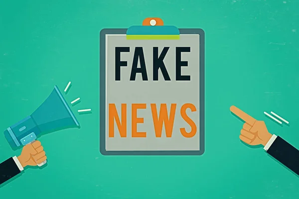 ( 영어 ) Fake News.. 가짜 정보에 대한 비즈니스 개념은 진실된 뉴스인 것처럼 보이는 두 명의 후 분석 손을 들고 메가폰을 들고 블 랭크 클립보드에 서로 Pointing. — 스톡 사진