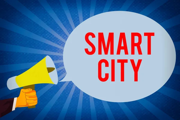 Tekst tekstowy Smart City. Koncepcja biznesowa dla obszaru miejskiego wykorzystującego technologie komunikacyjne do gromadzenia danych Analiza Hu Hand Holding Megaphone i Blank Oval Speech Bubble over Sunburst. — Zdjęcie stockowe