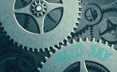 Hello July 'yi gösteren bir not yazıyorum. Tatil Sistemleri Yöneticisi Kontrolü, Vites Yapılandırma Aracıları konsepti için gelecek tatil ayı için heyecanı gösteren iş fotoğrafı.