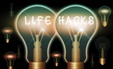 El yazısı Life Hack 'leri. Etkili etkinlikleri yönetmek için uygulanan strateji ya da teknik kavramları gerçekçi renkli eski tip ampuller, fikir işareti çözüm kavramı.